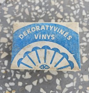 Dekoratyvinės vinys dėžutėje