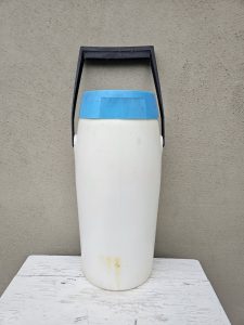 Plastikinis indas užsukamu dangteliu